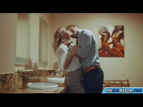 ❤️ Cuando una rubia tetona te seduce en un baño público ☑ Video de porno en es.sex78.ru ❌️